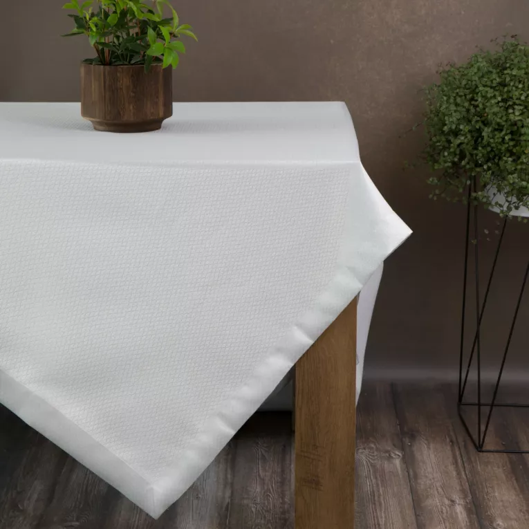 Obrus JOWITA zdobiony srebrną błyszczącą nicią w wzór geometryczny z elegancką listwą