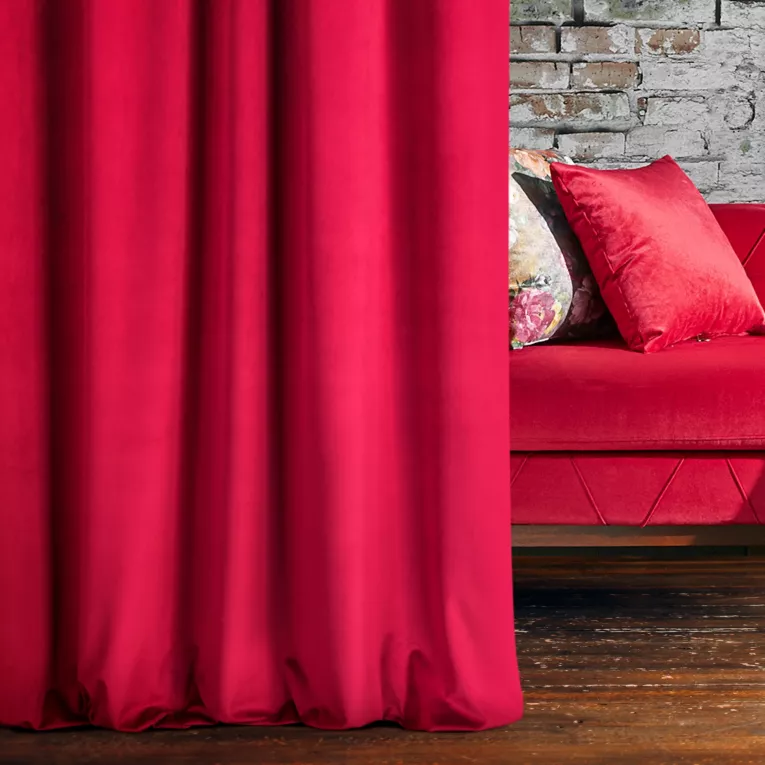 Zasłona szyta na taśmie 5 cm ENYA czerwona z miękkiej półmatowej tkaniny welwetowej
