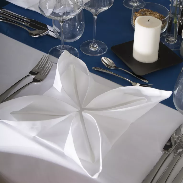 Klasyczna biała serweta bankietowa, nakrycie stołu