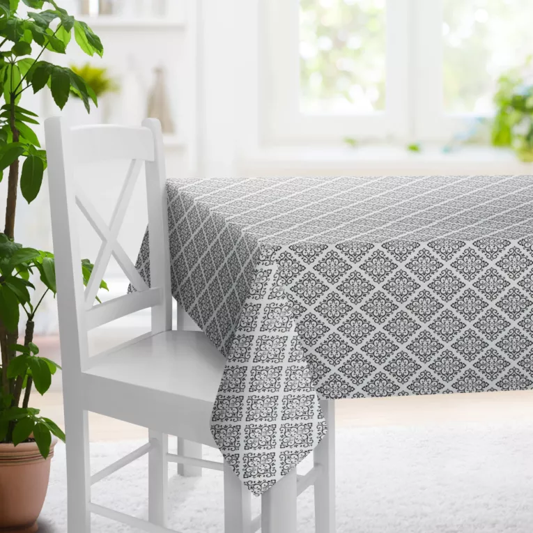 Obrus szyty biało czarny z miękkiej tkaniny z nadrukiem w małe ornamenty