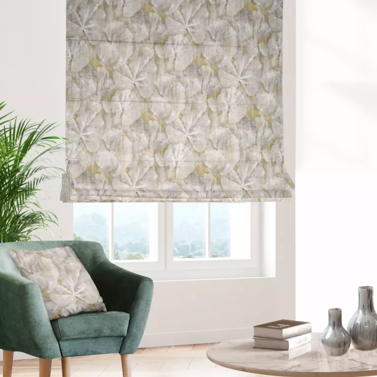 Roleta rzymska popielato musztardowa z tkaniny z dodatkiem bawełny i nici metalicznej, o wzorze roślinnym, zawiera 20% bawełny