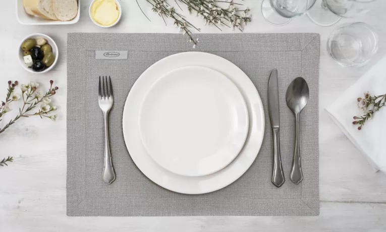 Komplet serwet 4 szt srebrne 30x40 cm BIANCA 2 z tkaniny o płóciennym splocie z dodatkiem błyszczącej nici wykończonych podwójną listwą na brzegach