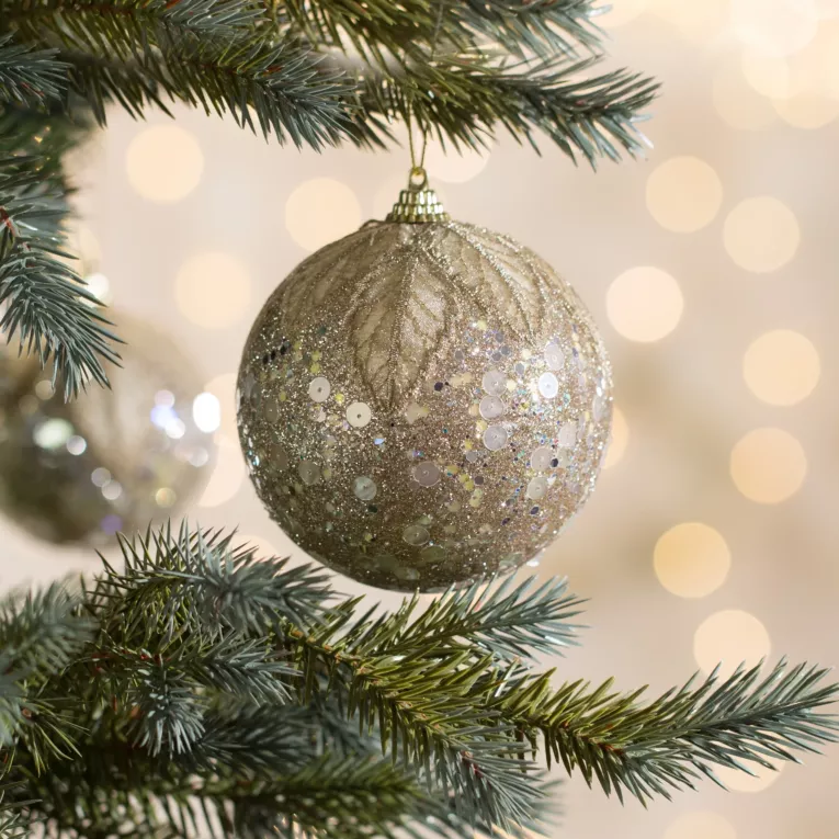 Bombka choinkowa zdobiona drobnymi koralikami