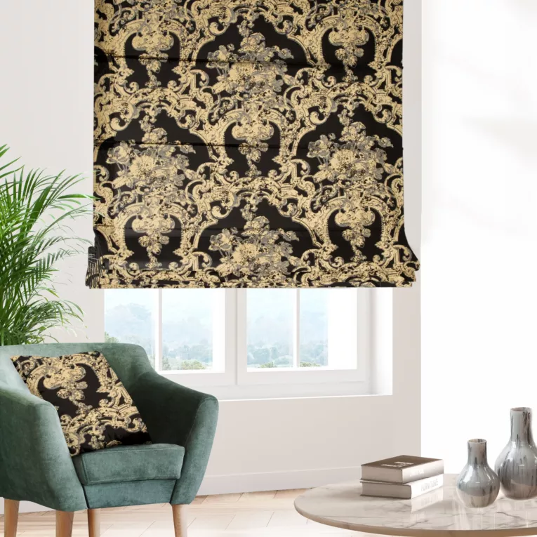 Roleta rzymska czarno złota z ekskluzywnej tkaniny o strukturze jedwabiu, z dużym ornamentowym nadrukiem Italissima Eva Minge