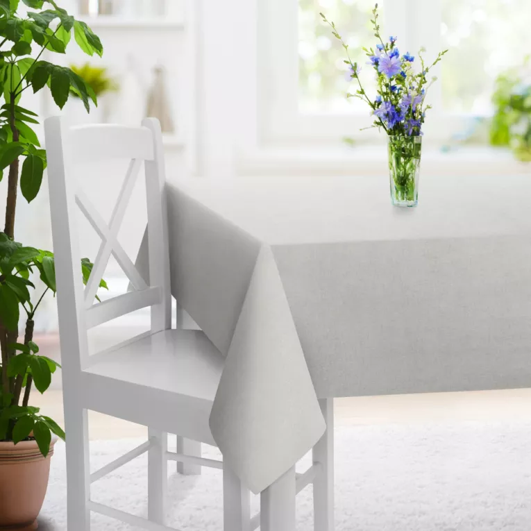 Obrus szyty jasnosrebrny z miękkiej w dotyku tkaniny szenilowej