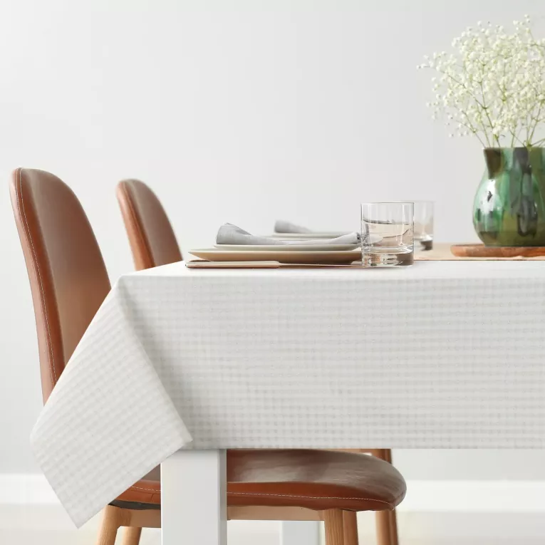 Obrus kremowy 135x180 cm z żakardowej tkaniny FLASH świąteczny w krateczkę przetykany jasnozłotą nicią