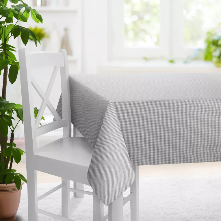 Obrus szyty biało popielaty z delikatnej tkaniny w kratkę