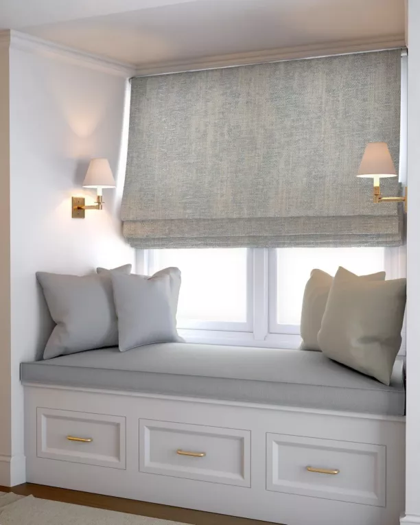 Roleta rzymska kremowo srebrna z eleganckiej tkaniny zasłonowej o prostym splocie z połyskującym dodatkiem