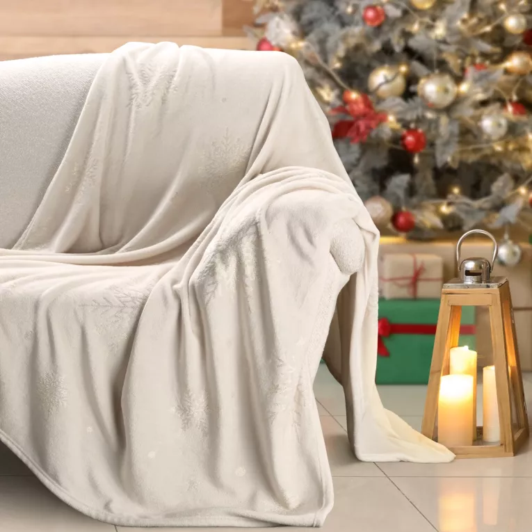 Koc świąteczny 150x200 cm kremowy, złoty zdobiony nadrukiem śnieżynek