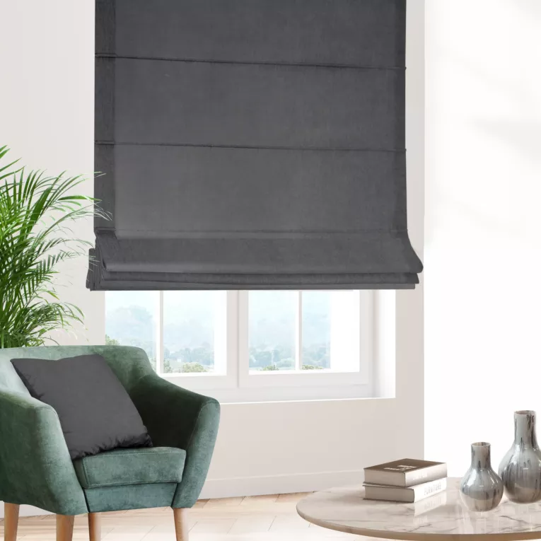 Roleta rzymska grafitowa z miękkiej tkaniny o welurowej strukturze i wyraźnym splocie