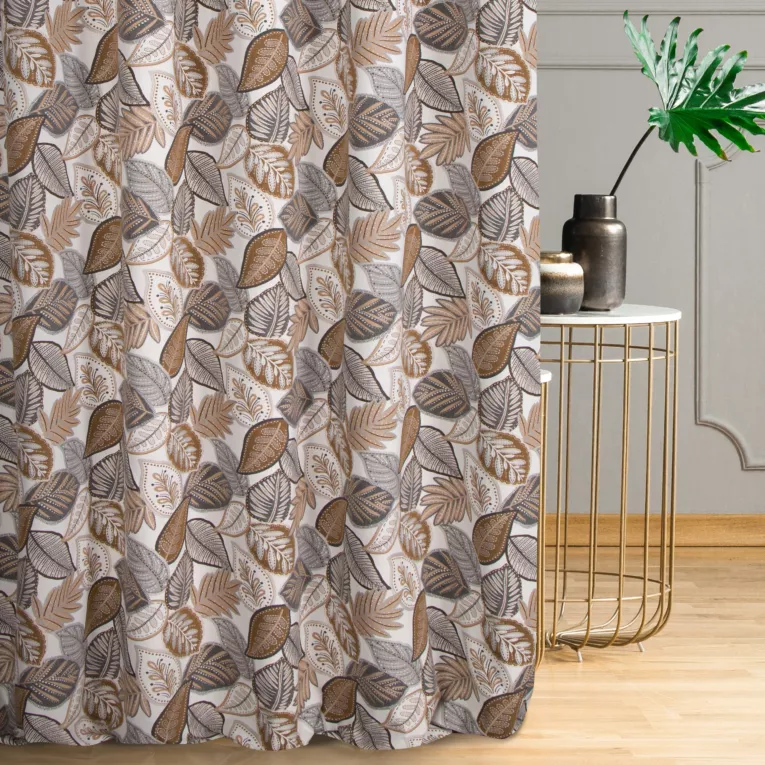 Zasłona szyta na taśmie 5 cm brązowo popielata z grubej, gobelinowej tkaniny o wzorze w liście, zawiera 50% bawełny