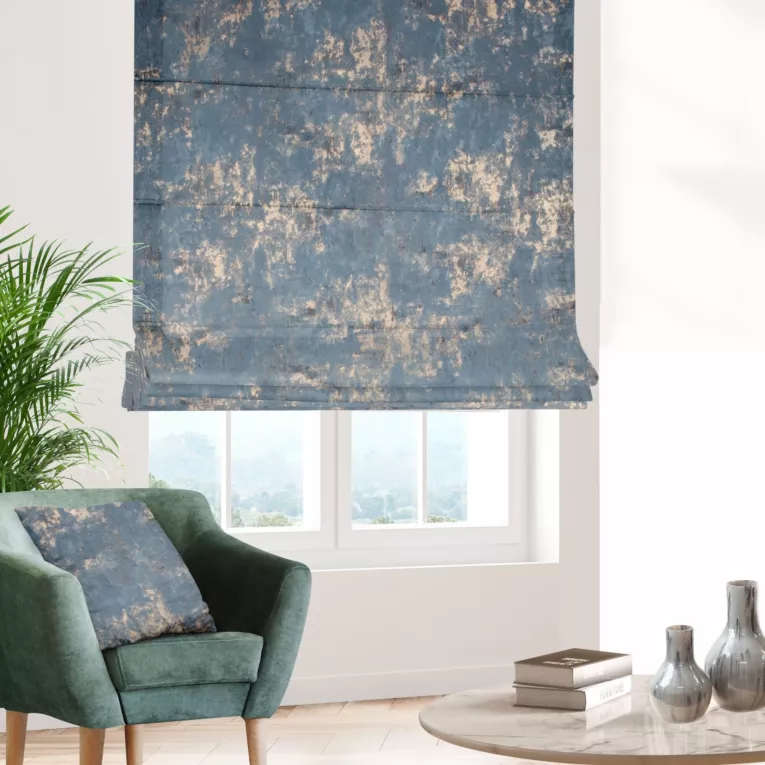 Roleta rzymska ciemnoniebiesko złota z grubej, matowej tkaniny welwetowej z połyskliwym nadrukiem Italissima Eva Minge