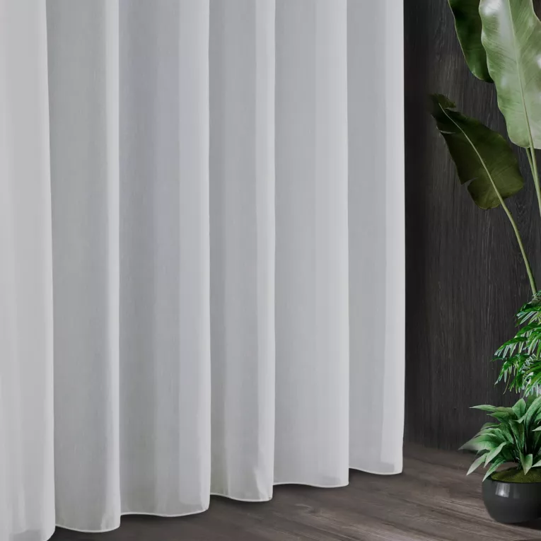 Tkanina firanowa  uniwersalna mikrosiateczka z delikatnym połyskiem zakończona szwem obciążającym