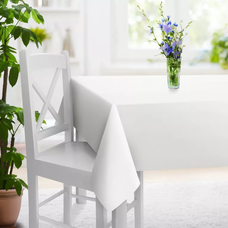 Obrus szyty biały z miękkiej tkaniny o naturalnym splocie w stylu ekologicznym