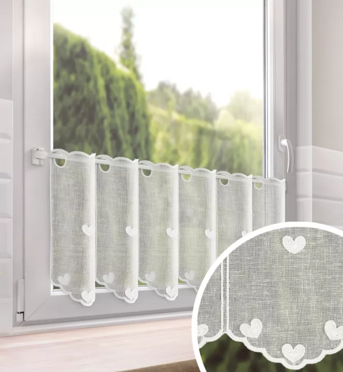 Tkanina firanowa zazdrostka zdobiona haftowaną aplikacją w kształcie serduszek