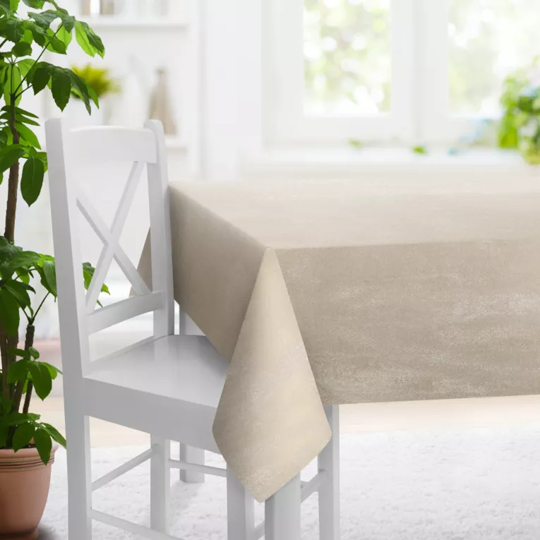 Obrus szyty MATTEO złocisty z grubotkanej nowoczesnej tkaniny z błyszczącym nadrukiem