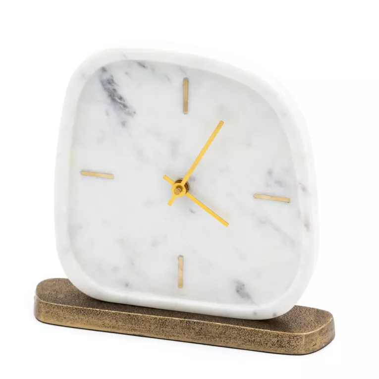 Minimalistyczny zegar stołowy imitujący marmur ze złotymi wskazówkami