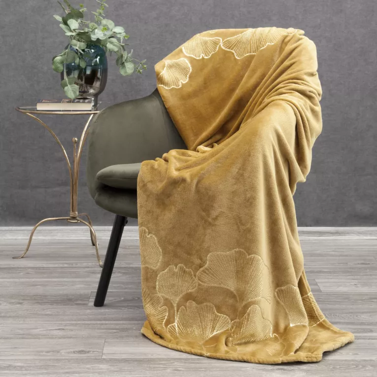 Koc flano 150x200 cm złoty z błyszczącym nadrukiem z motywem liści miłorzębu GINKO