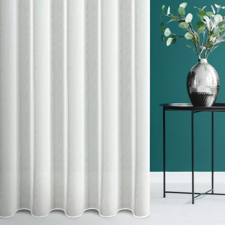 Firana szyta na taśmie 5 cm kremowa z delikatnej matowej tkaniny typu peru, wykończonej obciążnikiem