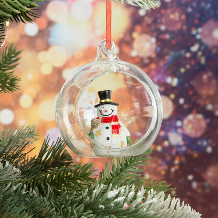 Szklana bombka z otworem zdobiona ręcznie śnieżynkami i uroczym uśmiechniętym bałwanem