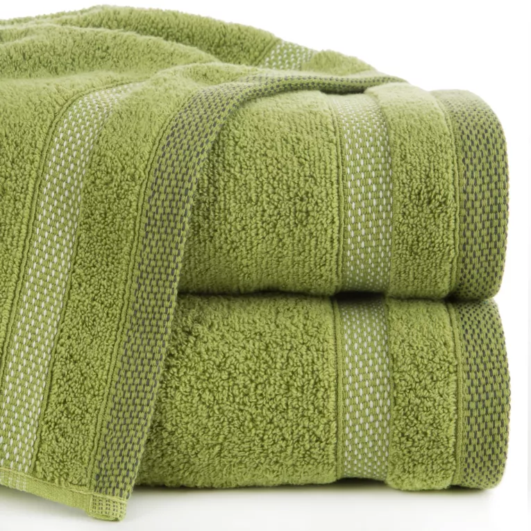 Ręcznik kąpielowy 70x140 cm bawełniany kolor oliwkowy zero twist z bordiurą w paski 400 g/m2 RIKI