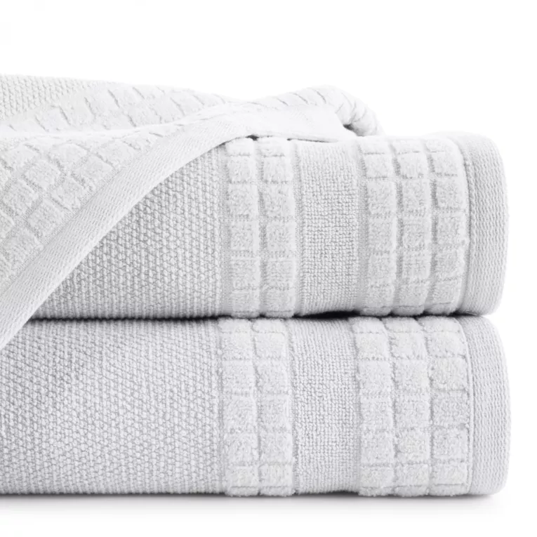 Ręcznik z wypukłą fakturą podkreślony welwetową bordiurą w krateczkę