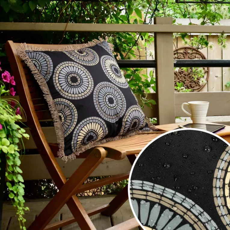 Poszewka na poduszkę 45x45 cm z tkaniny wodoodpornej czarno, beżowa idealna na taras oraz balkon nadrukiem z i ozdobnymi frędzlami GARDEN