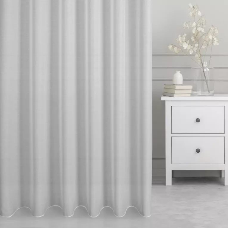 Firana szyta na taśmie 5 cm biała z miękkiej tkaniny typu żorżeta, z delikatnym wzorem, wykończona obciążnikiem