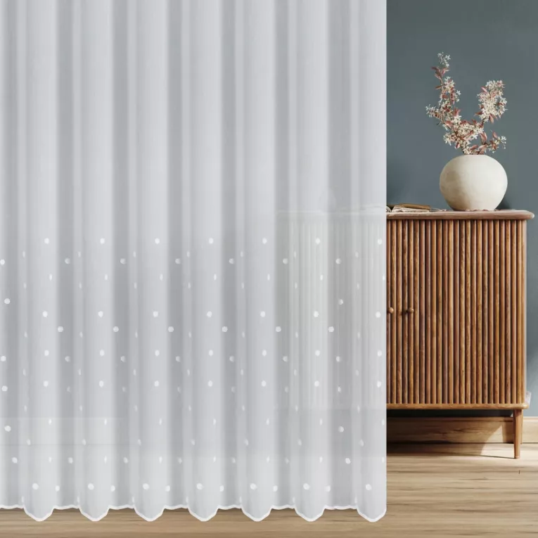 Firana szyta na taśmie 5 cm biała z miękkiej tkaniny z efektem deszczyku, zdobionej haftem w kropki
