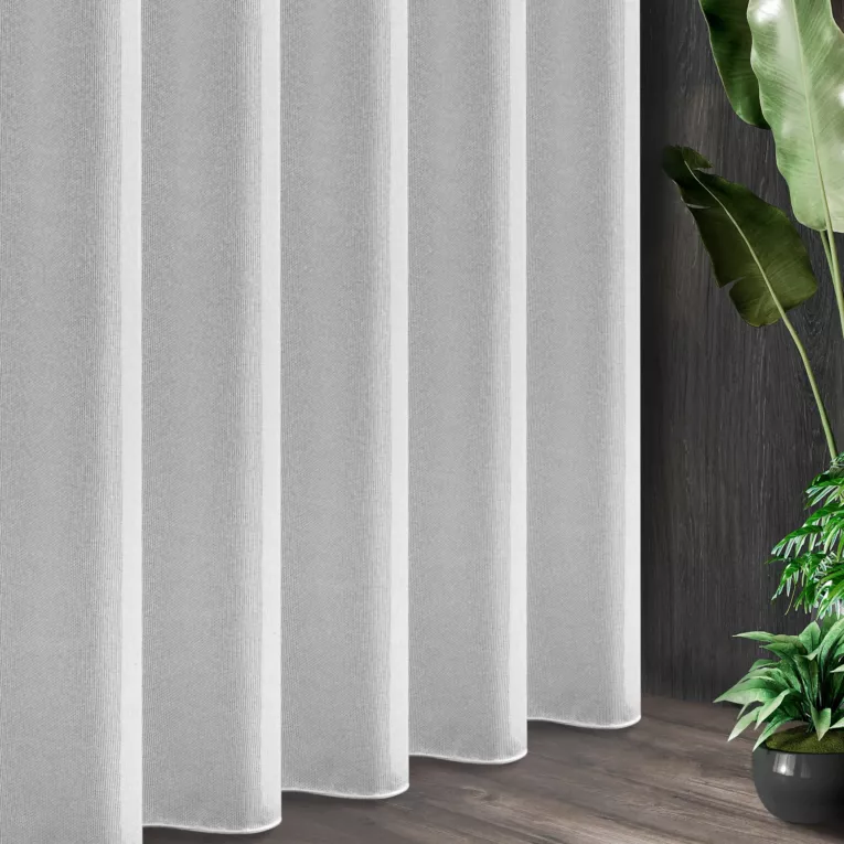 Tkanina firanowa gładka matowa siatka o gęstym splocie, odporna na zaciągnięcia, wykończona obciążnikiem z kolekcji Pierre Cardin