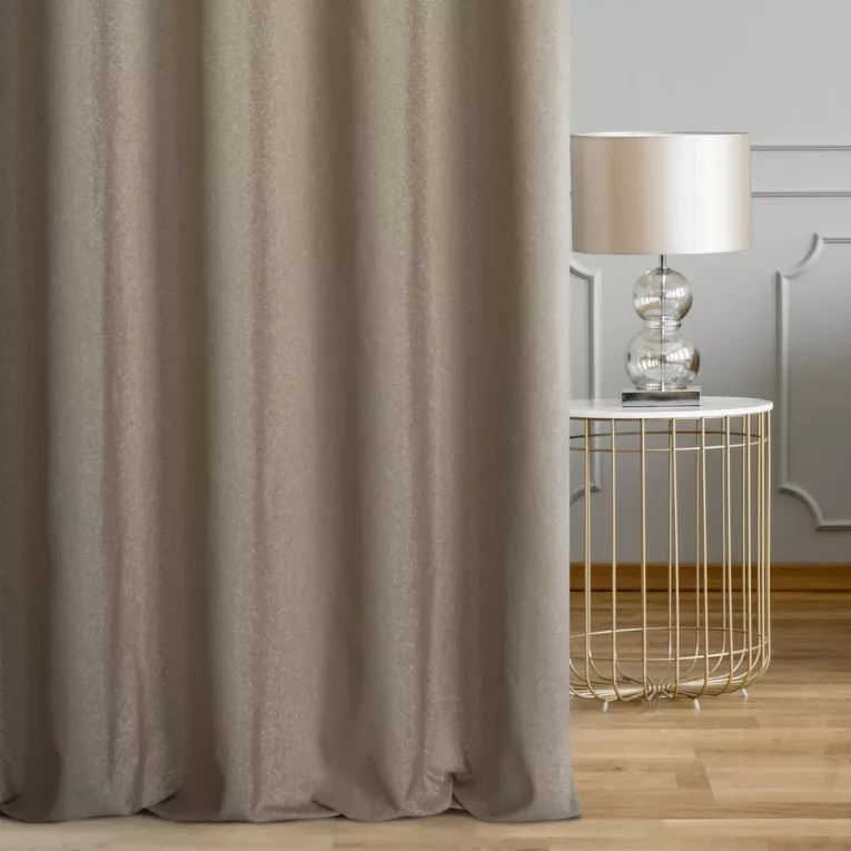 Zasłona szyta na taśmie 5 cm beżowo srebrna z gładkiej tkaniny przeplatanej błyszczącą lureksową nicią