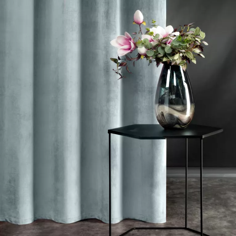 Zasłona srebrna z aksamitnego błyszczącego welwetu 140x250 cm przelotka - LUCCA