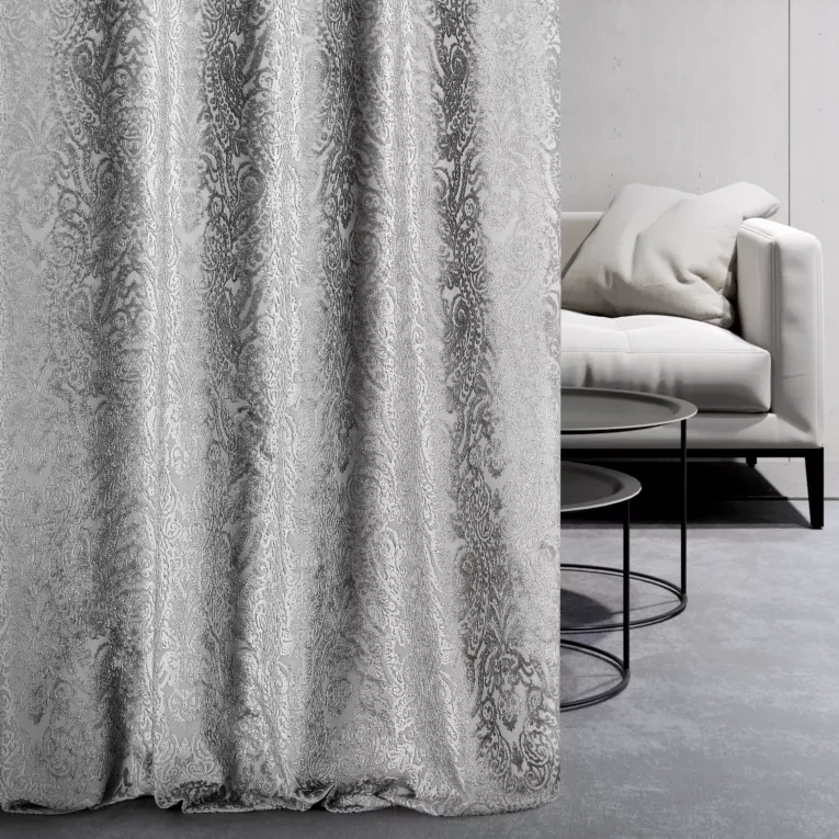 Zasłona szyta na taśmie 5 cm srebrna z grubej tkaniny welwetowej z ornamentowym wzorem z efektem 3 D