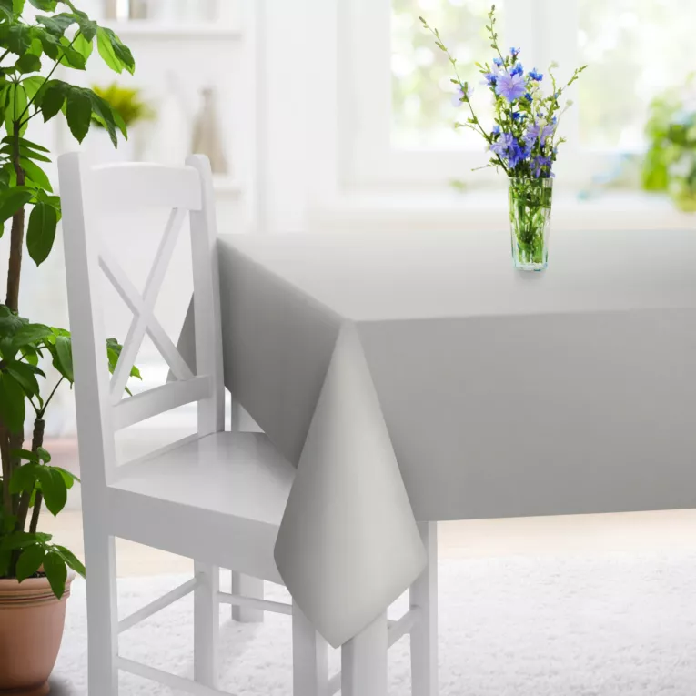 Obrus na wymiar jasnosrebrny z miękkiej tkaniny o welurowej strukturze