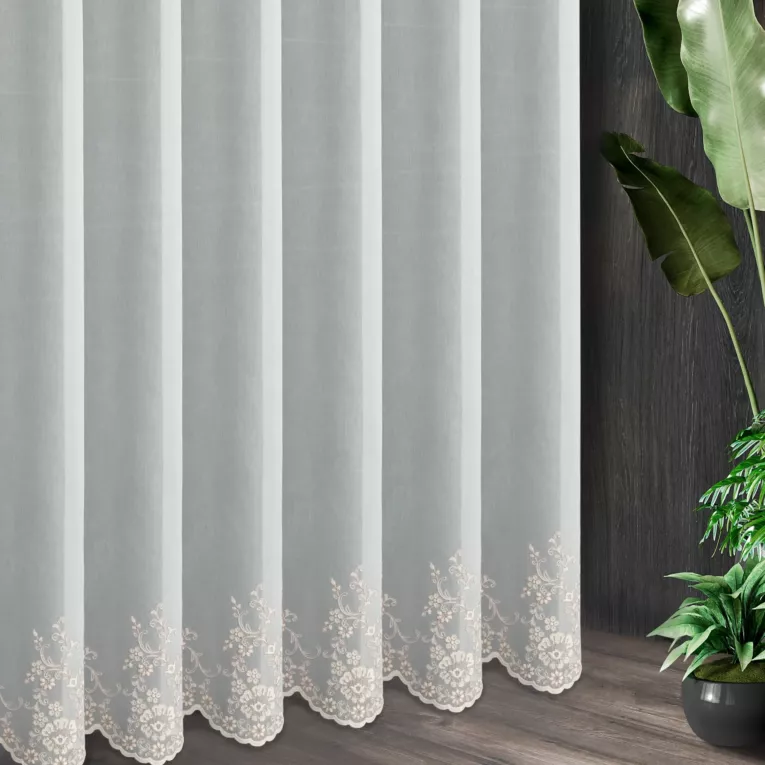 Tkanina firanowa matowy batyst, zdobiony dwukolorowym haftem