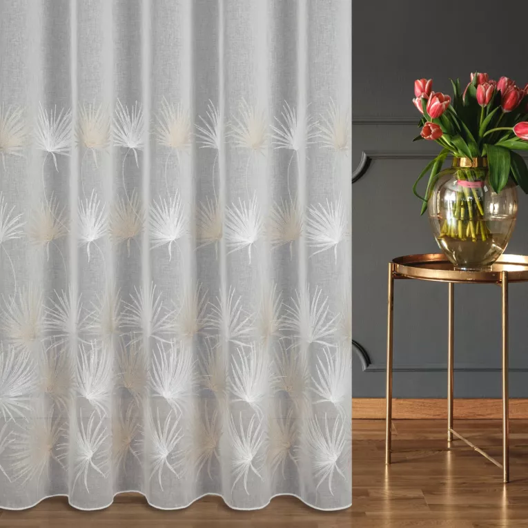 Firana szyta na taśmie 5 cm naturalno beżowa z delikatnej etaminy zdobionej roślinnym haftem, wykończonej obciążnikiem