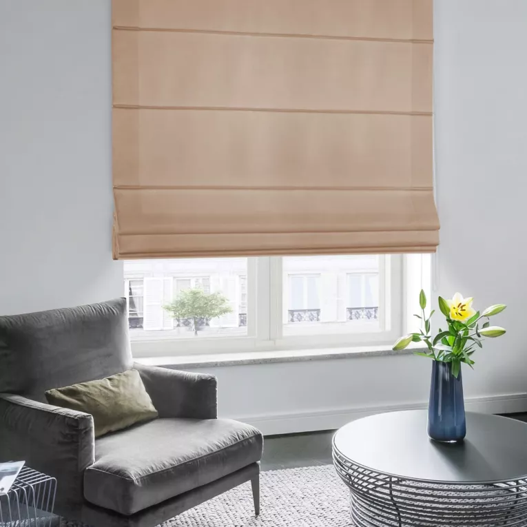 Roleta rzymska LUXOR jasnobeżowa z eleganckiej lśniącej tkaniny o drobnym splocie