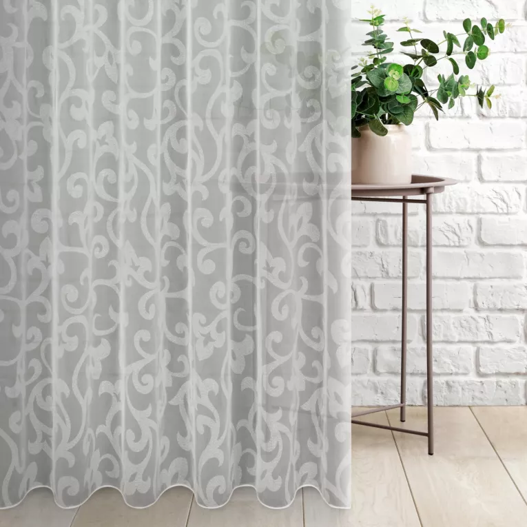 Tkanina firanowa lekka organdyna, z ornamentowym wzorem na całej powierzchni, wykończona obciążnikiem