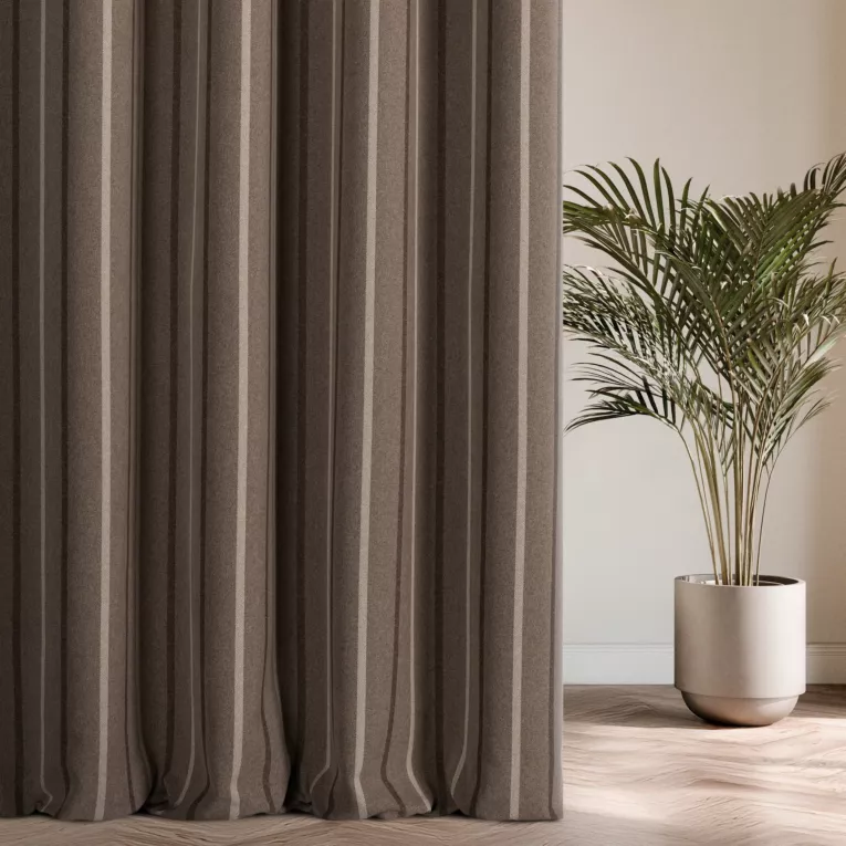 Zasłona szyta na taśmie 5 cm brązowa z tkaniny o jodełkowym splocie z wzorem w pasy