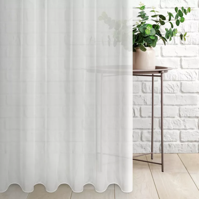 Firana szyta na taśmie 5 cm naturalna z miękkiej i połyskliwej tkaniny, wykończona obciążnikiem