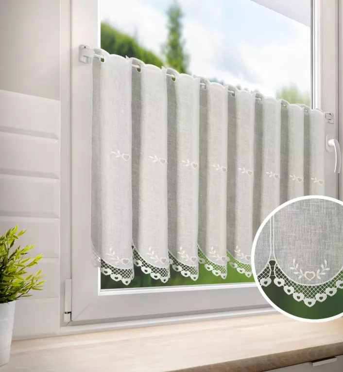 Tkanina firanowa zazdrostka z etaminy zdobiona ażurowym haftem