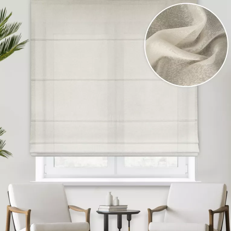 Roleta rzymska ciemnokremowa z delikatnej połyskującej tkaniny o strukturze deszczyku wykończonej obciążnikiem