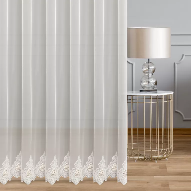 Firana szyta na taśmie 5 cm kremowa z delikatnego tiulu haftowanego we wzór ornamentowy z ażurem