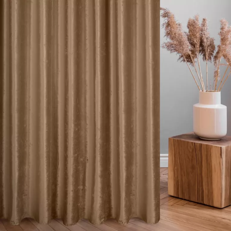 Zasłona szyta na taśmie 5 cm jasnobrązowa z miękkiej tkaniny welwetowej z efektem kreszowania, wykończona obciążnikiem