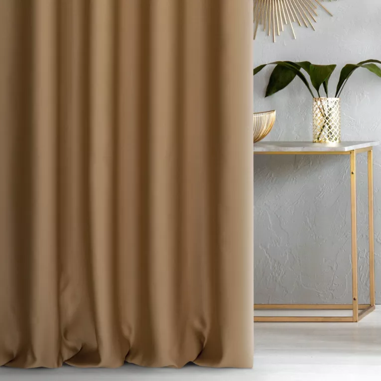 Zasłona szyta na taśmie 5 cm złocista z gładkiej zaciemniającej tkaniny typu dimout