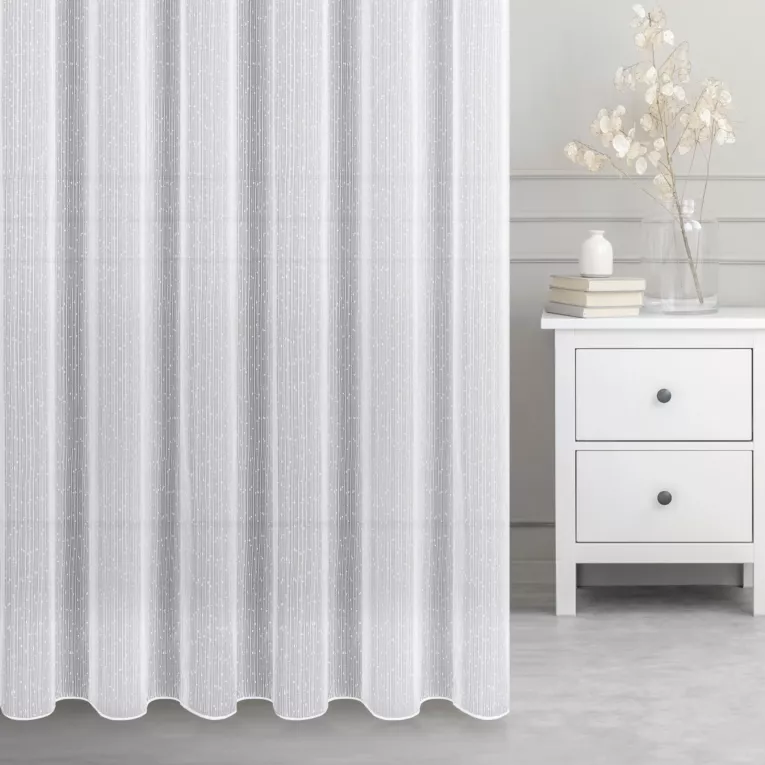 Firana szyta na taśmie fala NIEVE biała z połyskującej siateczki z efektem deszczyku, z moherową nicią, wykończona obciążnikiem