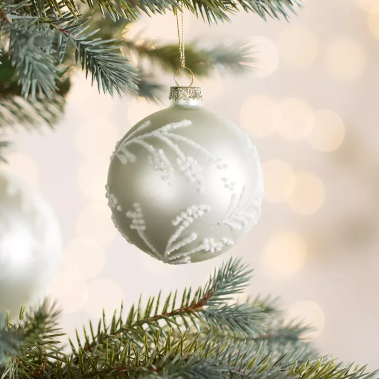 Szklana bombka choinkowa ręcznie zdobiona wzorem gałązek