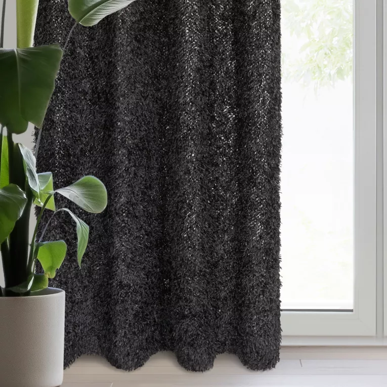Zasłona czarna zdobiona futerkiem 140x250 cm przelotka - MARION