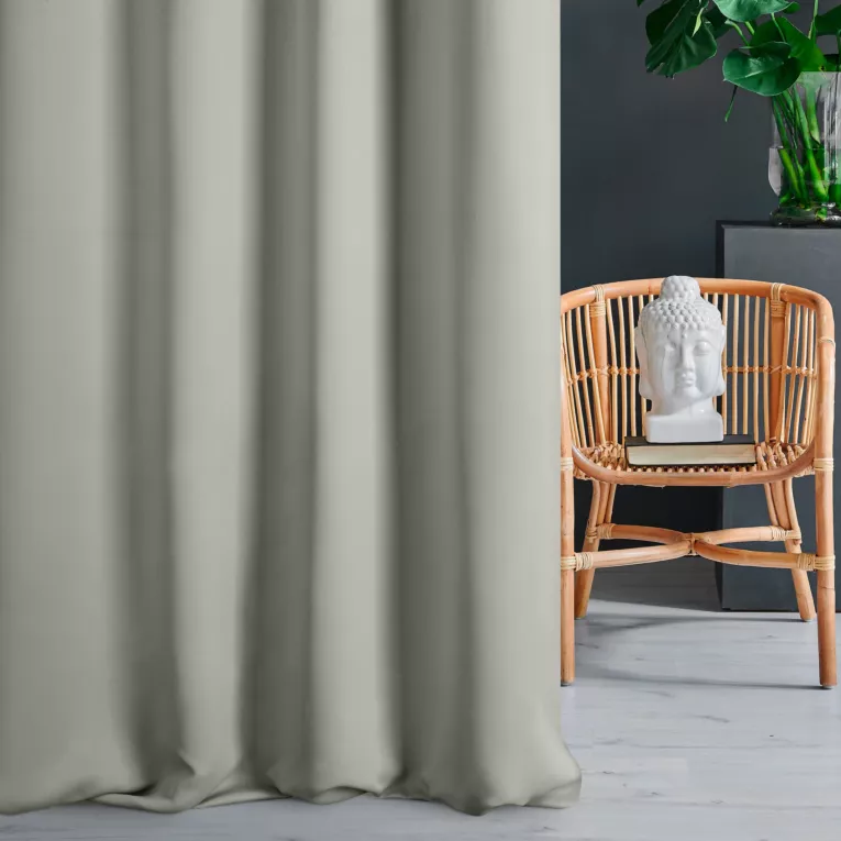 Zasłona szyta na taśmie 5 cm jasnosrebrna z gładkiej tkaniny typu dimout