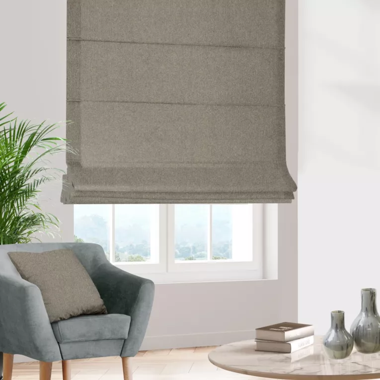 Roleta rzymska popielata z eleganckiej błyszczącej tkaniny